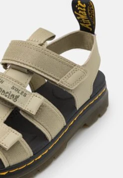 Dr. Martens Callan Unisex - Sandalen - Pale Olive -Bootsmith Hub Verkoopwinkel 043d0cfceffe42f1990cdd3c309c6278