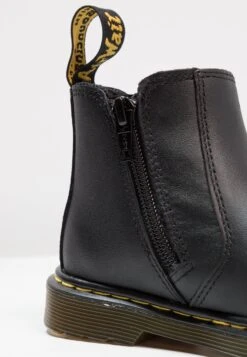 Dr. Martens 2976 J Softy - Korte Laarzen - Black -Bootsmith Hub Verkoopwinkel 1b45e623967245dcb1ef63fc05429526