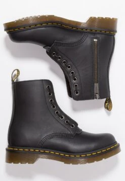 Dr. Martens 1460 Pascal Frnt Zip 8 Eye Boot - Veterboots - Black -Bootsmith Hub Verkoopwinkel 1db57cfc6ed54eb9a128a41f881fedef