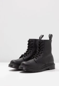 Dr. Martens 1460 Pascal Mono 8 Eye Boot - Veterboots - Black Virginia 11 Dr. Martens 1460 Pascal Mono 8 Eye Boot - Veterboots - Black Virginia -Bootsmith Hub Verkoopwinkel 24d96aa3020541aaaea49d4ffe4f5ffe