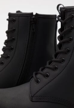 Dr. Martens 1460 Serena Mono Republic Wp - Veterboots - Black -Bootsmith Hub Verkoopwinkel 2510de4ba99d49d4bdc0a0bafcf82b10