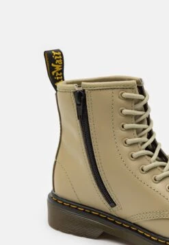 Dr. Martens 1460 Unisex - Veterboots - Pale Olive -Bootsmith Hub Verkoopwinkel 2bf4b865c09f44168211cfce93a69665
