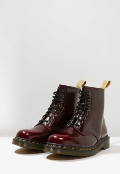 Dr. Martens Winchester Ii Boot 1460 Vegan - Veterboots - Cherry -Bootsmith Hub Verkoopwinkel 2d96a4f186cb450aad5f0e76255e066c