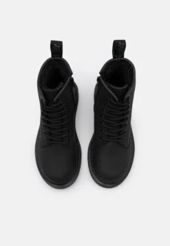 Dr. Martens 1460 SERENA MONO REPUBLIC WP - Veterboots 7 Dr. Martens 1460 SERENA MONO REPUBLIC WP - Veterboots -Bootsmith Hub Verkoopwinkel 2eb179fc1ab5420aa689c37afe264aa7