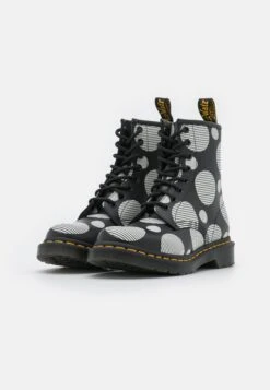 Dr. Martens 1460 - Veterboots - Black/White -Bootsmith Hub Verkoopwinkel 333f95a84d4448a6b2dcb7678493112c