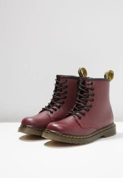 Dr. Martens 1460 J Softy - Veterboots - Cherry Red -Bootsmith Hub Verkoopwinkel 3857d47241fb428f92743db8853dbd63