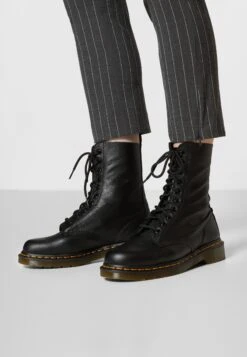 Dr. Martens 1490 10 Eye Virginia - Veterboots - Black 11 Dr. Martens 1490 10 Eye Virginia - Veterboots - Black -Bootsmith Hub Verkoopwinkel 39678fdde4474011b86add9d44f29440