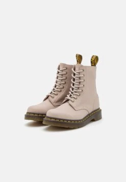 Dr. Martens 1460 Pascal - Veterboots - Vintage Taupe -Bootsmith Hub Verkoopwinkel 413c2a0e0f614b4389e20ee61ea1417a