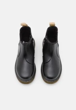 Dr. Martens 2976 Vegan Unisex - Korte Laarzen - Black Newbury Tumble -Bootsmith Hub Verkoopwinkel 43f6fe473929420d956e3df60acc2628