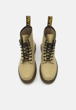 Dr. Martens 1460 Unisex- Veterboots - Pale Olive Smooth -Bootsmith Hub Verkoopwinkel 4f2624b65aa54134ae2c922a96516010