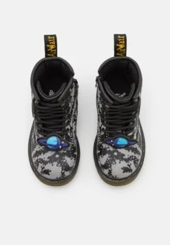 Dr. Martens 1460 Unisex - Veterboots - Grey/Black -Bootsmith Hub Verkoopwinkel 51904e95215f4ba6b85486d87186c367