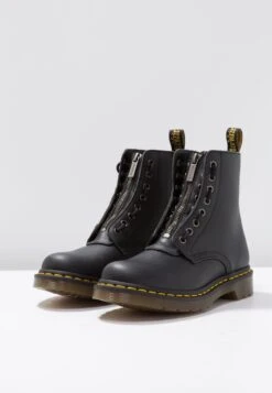 Dr. Martens 1460 Pascal Frnt Zip 8 Eye Boot - Veterboots - Black -Bootsmith Hub Verkoopwinkel 5490933d47c4437c8977acf60b8ce1ee
