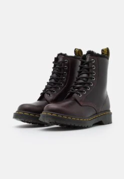 Dr. Martens 1460 Serena - Veterboots - Oxblood 9 Dr. Martens 1460 Serena - Veterboots - Oxblood -Bootsmith Hub Verkoopwinkel 550f99257c2f4a388e8ea93ac7816830