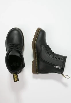 Dr. Martens 1460 J Softy - Veterboots - Black 12 Dr. Martens 1460 J Softy - Veterboots - Black -Bootsmith Hub Verkoopwinkel 615cfb88bac548d0b9f1e359376c1c71