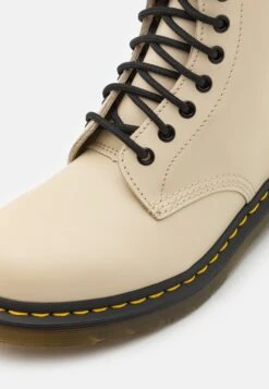 Dr. Martens 1460 Unisex - Veterboots - Parchment Beige -Bootsmith Hub Verkoopwinkel 6984df9d3ec84109a36f796cf2f7e28c