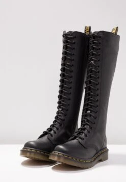 Dr. Martens 1B60 20 Eye Boot - Veterlaarzen - Black -Bootsmith Hub Verkoopwinkel 6cd50b789d144ae2a3e5fd8852aaa3c2