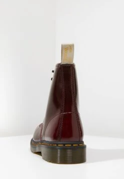 Dr. Martens Winchester Ii Boot 1460 Vegan - Veterboots - Cherry -Bootsmith Hub Verkoopwinkel 755c08d56bda4a5eba7a2316d348f0cf