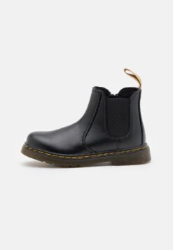 Dr. Martens 2976 Vegan Unisex - Korte Laarzen - Black Newbury Tumble