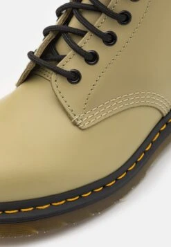 Dr. Martens 1460 Unisex- Veterboots - Pale Olive Smooth -Bootsmith Hub Verkoopwinkel 7eab320756a54dd4bf8ab13a7b2c9d0b