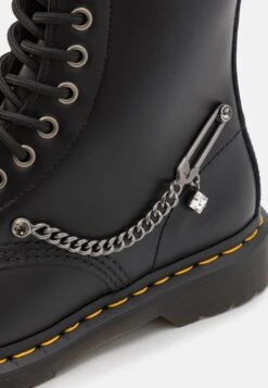 Dr. Martens 1460 Swarovski Unisex - Veterboots - Black 11 Dr. Martens 1460 Swarovski Unisex - Veterboots - Black -Bootsmith Hub Verkoopwinkel 83fde47213574a25b474a18902da9292