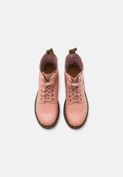 Dr. Martens 1460 Pascal - Veterboots - Peach Beige Virginia -Bootsmith Hub Verkoopwinkel 8a29675f09614a2da2670215bd3b451d