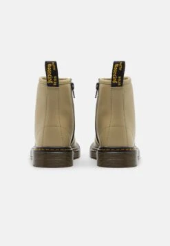 Dr. Martens 1460 Unisex - Veterboots - Pale Olive -Bootsmith Hub Verkoopwinkel 8a3c8fedcc104ed093e77119226f9342