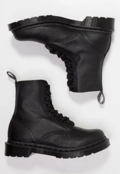 Dr. Martens 1460 Pascal Mono 8 Eye Boot - Veterboots - Black Virginia 13 Dr. Martens 1460 Pascal Mono 8 Eye Boot - Veterboots - Black Virginia -Bootsmith Hub Verkoopwinkel 937c8dbc102f43dbb2eeeaf335365f5f