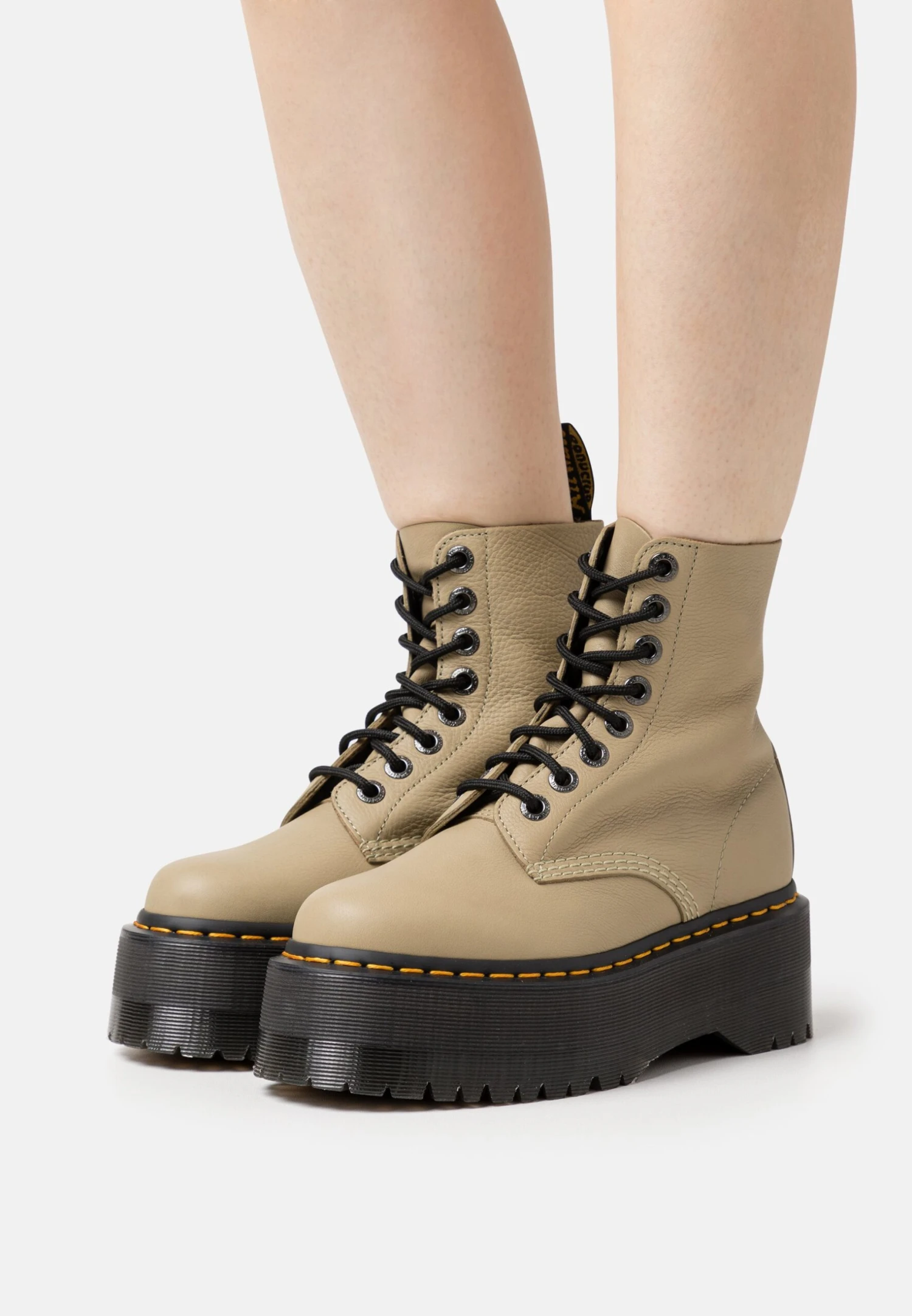 Dr. Martens 1460 Pascal Max - Enkellaarsjes Met Plateauzool - Pale Olive Pisa 1 Dr. Martens 1460 Pascal Max - Enkellaarsjes Met Plateauzool - Pale Olive Pisa