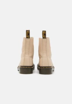 Dr. Martens 1460 Pascal - Veterboots - Parchment Beige Virginia -Bootsmith Hub Verkoopwinkel 96aa1a927b8d4513b1aae38a974dd046