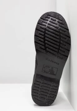 Dr. Martens 1460 Pascal Mono 8 Eye Boot - Veterboots - Black Virginia 14 Dr. Martens 1460 Pascal Mono 8 Eye Boot - Veterboots - Black Virginia -Bootsmith Hub Verkoopwinkel 9758d8ce675e48b0a4f0332ee887b15e