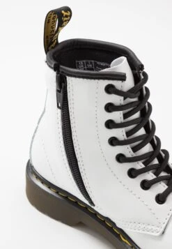 Dr. Martens 1460 Romario - Veterboots - White -Bootsmith Hub Verkoopwinkel 97dd01ac3ecc41e9b4e97b079f51c2f7
