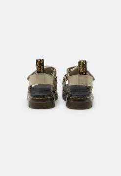 Dr. Martens Callan Unisex - Sandalen - Pale Olive -Bootsmith Hub Verkoopwinkel 9cf9b4dce4624abfb55323563bf2dace