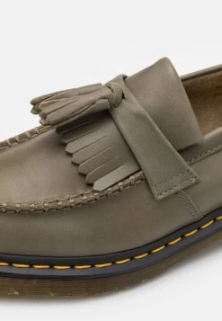 Dr. Martens Adrian Ys - Instappers - Olive Carrara -Bootsmith Hub Verkoopwinkel b1349e0adc57461096ff890de4c1b0cb