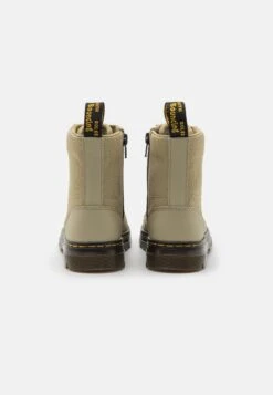 Dr. Martens Combs Unisex - Veterboots - Pale Olive -Bootsmith Hub Verkoopwinkel b164df0b7ee341a289c8fa285fe313e5