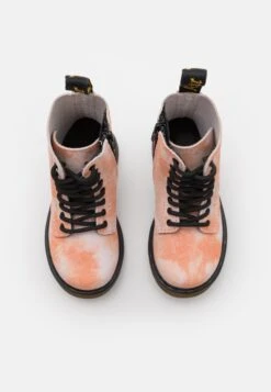 Dr. Martens 1460 Pascal - Veterboots - Orange 9 Dr. Martens 1460 Pascal - Veterboots - Orange -Bootsmith Hub Verkoopwinkel b350b907dd7a4abdb4be1650fdaa39f5