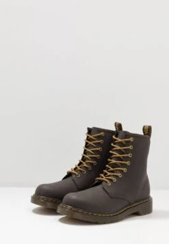 Dr. Martens 1460 Wildhorse Lamper - Veterboots - Dark Brown -Bootsmith Hub Verkoopwinkel b6e8e3613e844c2c9cdb974c00c33242