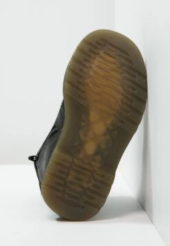 Dr. Martens 1460 T Softy - Veterboots - Schwarz 10 Dr. Martens 1460 T Softy - Veterboots - Schwarz -Bootsmith Hub Verkoopwinkel b799674061e5475893e36da0f3538732