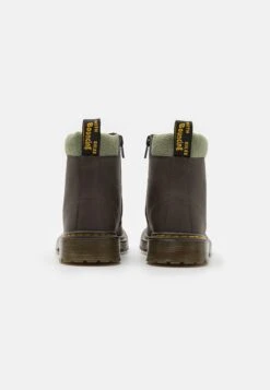 Dr. Martens 1460 Collar Unisex - Veterboots - Dark Brown/Khaki Green 8 Dr. Martens 1460 Collar Unisex - Veterboots - Dark Brown/Khaki Green -Bootsmith Hub Verkoopwinkel bc5f5fa080a44ec6b05a9f9ba85f6a50