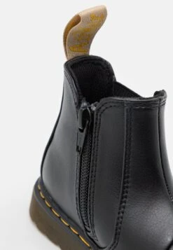 Dr. Martens 2976 Vegan Unisex - Korte Laarzen - Black Newbury Tumble -Bootsmith Hub Verkoopwinkel bcfeede9f075409597b3ffb67806c136
