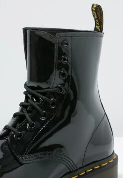 Dr. Martens 1460 8 Eye Boot Lamper - Veterboots - Black -Bootsmith Hub Verkoopwinkel bd1bbfb6d299491880a9118313f506db