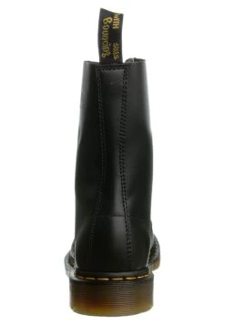 Dr. Martens Originals 1490 10 Eye Boot - Veterlaarzen - Black 10 Dr. Martens Originals 1490 10 Eye Boot - Veterlaarzen - Black -Bootsmith Hub Verkoopwinkel bd7a4f3449144b98991578334a5807fc