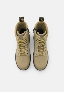 Dr. Martens Combs Unisex - Veterboots - Pale Olive -Bootsmith Hub Verkoopwinkel bf3d9c31e7e94c14a3b83a4c3c03b9d8