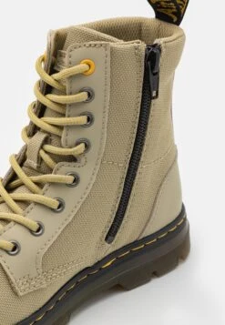 Dr. Martens Combs Unisex - Veterboots - Pale Olive -Bootsmith Hub Verkoopwinkel c12c652ad1a84aecb41b602a5026dbae