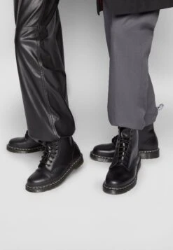 Dr. Martens 1460Boot - Veterboots - Black/White -Bootsmith Hub Verkoopwinkel c91cd86114b04c94a9da0b3910d0bd2b