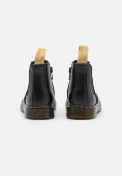 Dr. Martens 2976 Vegan Unisex - Korte Laarzen - Black Newbury Tumble -Bootsmith Hub Verkoopwinkel c9f14513882549abbbafbc1488dc3d2b