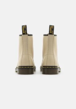 Dr. Martens 1460 Unisex - Veterboots - Parchment Beige -Bootsmith Hub Verkoopwinkel cfb88bafb35e4fb7a5ccfdf9a029e185