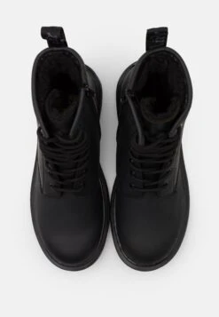 Dr. Martens 1460 Serena Mono Republic Wp - Veterboots - Black -Bootsmith Hub Verkoopwinkel d24018146df642e3935aec62cd6d6078