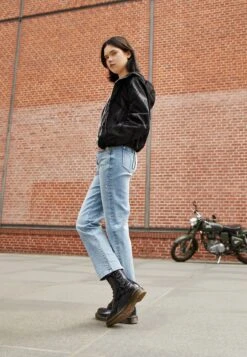 Dr. Martens 1460 8 Eye Boot Lamper - Veterboots - Black -Bootsmith Hub Verkoopwinkel d4c4d824b1814581bbc5165c58907a50