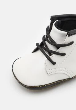 Dr. Martens 1460 Crib - Babyschoenen - White -Bootsmith Hub Verkoopwinkel d6c47bd156c548a386e7033c9dcb966c