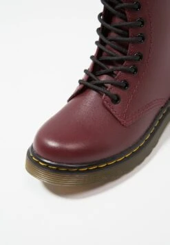 Dr. Martens 1460 J Softy - Veterboots - Cherry Red -Bootsmith Hub Verkoopwinkel dc5e20306e6f4efea9b22081b0592d9e